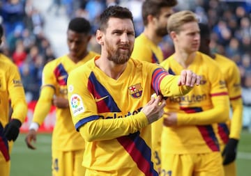 Serious talk | Lionel Messi and his Barcelona teammates at Butarque Stadium.