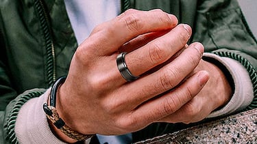 Tenemos un juego de anillos de acero inoxidable para hombre en tres diseños distintos