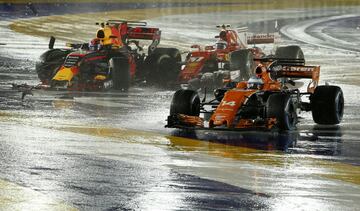 Verstappen toca a Raikkonen y éste se lleva por delante a Vettel que sigue a duras penas. La inercia del Ferrari del finlandés hace un recto en la primera curva y se atropella al Mclaren de Alonso que se puso 3º en la salida.