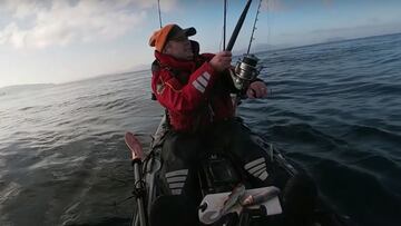 Un kayakista tirando de su ca&ntilde;a de pescar en las aguas de Irlanda en abril del 2021. 