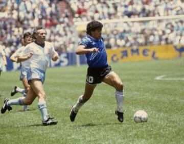 Uno de los más conocidos apelativos de Diego Armando Maradona es el de ‘Barrilete Cósmico’. Víctor Hugo Morales, cronista deportivo, lo nombró de esta manera después del ‘Gol del Siglo’, que consiguió el argentino contra Inglaterra en el Mundial de México 86. La palabra ‘barrilete’ es sinónimo de cometa en Argentina, por lo que su apodo es una analogía con su habilidad, brillante talento y dificultad para seguirle.