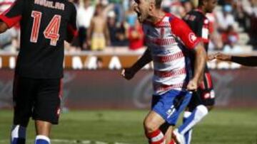 <b>SALVADOR. </b>Floro Flores marc車 su primer gol como jugador del Granada.