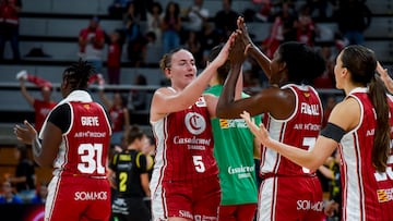 HUESCA (ARAGÓN), 27/09/2025.- Las jugadoras del Basket Zaragoza celebran la victoria este sábado, tras el partido de semifinal de la Supercopa de España, entre el Basket Zaragoza y el Hozono Global Jairis, en Huesca. EFE/ Javier Blasco