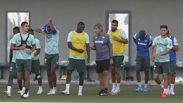 Pellegrini, durante el entrenamiento verdiblanco antes de viajar a Vitoria para el estreno liguero.
