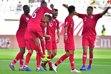 Los jugadores de Qatar celebran el 0-3 de Boualem Khoukhi.