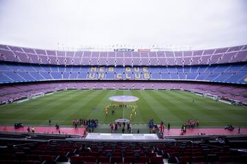 Los equipos saltan al campo. 