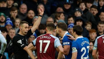 Soccer Football - Premier League - Everton v Aston Villa - Goodison Park, Liverpool, Britain - January 14, 2024 Everton's James Tarkowski and Aston Villa's Clement Lenglet are shown a yellow card by referee David Coote Action Images via Reuters/Jason Cairnduff NO USE WITH UNAUTHORIZED AUDIO, VIDEO, DATA, FIXTURE LISTS, CLUB/LEAGUE LOGOS OR 'LIVE' SERVICES. ONLINE IN-MATCH USE LIMITED TO 45 IMAGES, NO VIDEO EMULATION. NO USE IN BETTING, GAMES OR SINGLE CLUB/LEAGUE/PLAYER PUBLICATIONS.