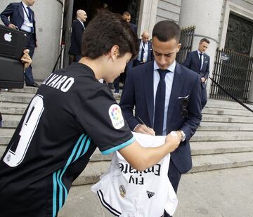 Los jugadores del Real Madrid saliendo de la Catedral de La Almudena para ofrecer la Copa de Europa conseguida el día de ayer en Kiev tras vencer por 3 goles a 1 al Liverpool 