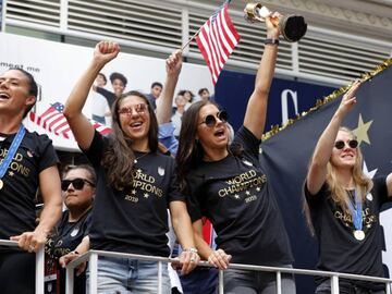 La selecci&oacute;n femenil de Estados Unidos se coron&oacute; el domingo al vencer en la final del Mundial a Holanda. Hoy desfilaron en las calles de Broadway, New York.