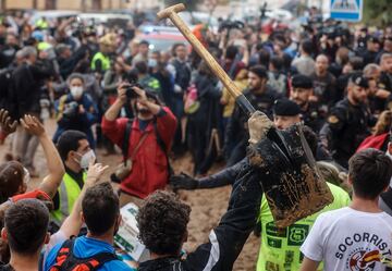 Varias personas increpan a los Reyes, el presidente del Gobierno y el presidente de la Generalitat valenciana, durante su visita a Paiporta, Valencia.