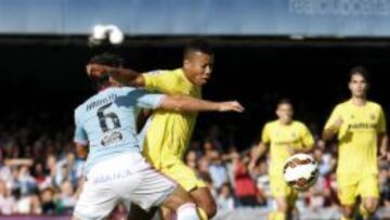 Radoja, del Celta, pugna por un balón con Uche.