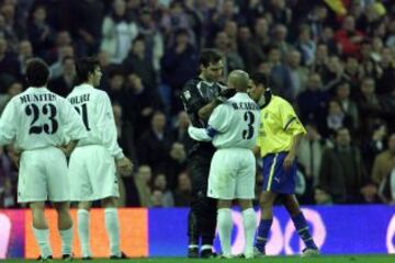 Roberto Carlos conversa con el portero Nacho González. El argentino no tuvo su día, y eso que llegaba al Bernabéu como el meta menos batido del fútbol español. El guardameta evitó el sexto de Morientes. El toledano tiró un penalti y el argentino se hizo con el balón.