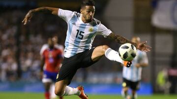 La lesión llegó tras un giro extraño de la pierna en el que se le quedó la rodilla clavada. Es una baja sensible ya que Sampaoli consideraba un socio ideal para Messi. "Fue la peor sensación que sentí en mis 25 años", dijo Lanzini.