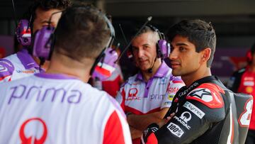 Sepang (Malaysia), 06/02/2024.- Spanish MotoGP rider Jorge Martin (R) of Prima Pramac Racing chats with teammates at their garage during Sepang MotoGP Official Test day 1 in Petronas Sepang International Circuit, Malaysia, 06 February 2024. (Motociclismo, Ciclismo, Malasia) EFE/EPA/FAZRY ISMAIL
