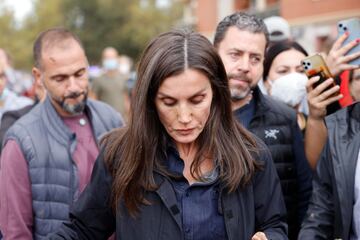  La reina Letizia, emocionada durante su visita a Paiporta este domingo.