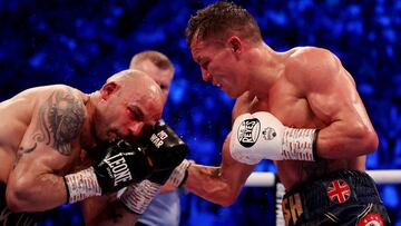 Josh Warrington golpea a Kiko Mart&iacute;nez durante su revancha.