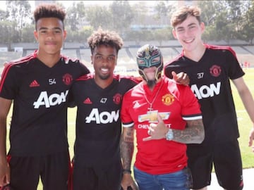 Una más de su visita al entrenamiento del conjunto de la Premier League