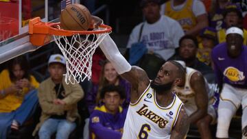 Los Angeles (United States), 23/04/2023.- Los Angeles Lakers forward LeBron James (6) dunks the ball during the second half of game three of the NBA Western Conference First Round Playoff game at Crypto.com Arena in Los Angeles, California, USA, 22 April 2023. (Baloncesto, Estados Unidos) EFE/EPA/ALLISON DINNER SHUTTERSTOCK OUT
