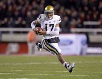 Finalizamos nuestro repaso a los movimientos de jugadores a lo largo de los sucesivos mock drafts con un caso que ahora suena, cuando menos, curioso. Y es que Brett Hundley hace apenas un año, antes del inicio del último curso universitario, era considerado como el mejor quarterback de esta promoción, por encima de Winston y Mariota. En el día de la verdad, mientras los pasadores de Florida State y Oregon parecen destinados a ser las dos primeras elecciones de esta noche, el de UCLA se prevé que salga elegido en tercera ronda (aunque hay que señalar que, como sucede con todos los quarterback, no es descartable que algún equipo se ponga nervioso y lo seleccione antes).