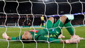 Soccer Football - Champions League - Group Stage - Group C - Paris St Germain v Napoli - Parc des Princes, Paris, France - October 24, 2018 Napoli's David Ospina looks dejected after Paris St Germain's first goal REUTERS/Gonzalo Fuentes