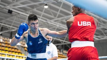 El español Miguel Cuadrado se mide ante el estadounidense Gerome Hicks durante su combate en el Boxam Internacional 2020.