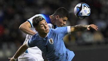 El uruguayo Anderson Duarte lucha por un balón con el inglés Ronnie Edwards.