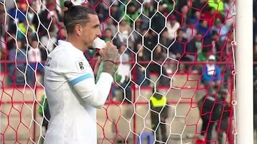 José María Giménez sufre las consecuencias de jugar en la altura de Bolivia.