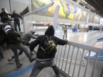 Una huelga de los empleados del sistema de metro de Sao Paulo agravó este jueves el caos de tránsito. El Movimiento de Trabajadores Sin Casa marchó hacia el estadio de la inauguración.