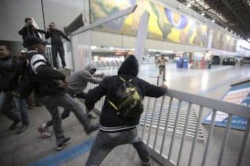 Una huelga de los empleados del sistema de metro de Sao Paulo agravó este jueves el caos de tránsito. El Movimiento de Trabajadores Sin Casa marchó hacia el estadio de la inauguración.