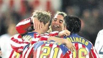 <b>UN DESTELLO Y TRES PUNTOS. </b>Fernando Torres, Marcelo Sosa, Perea y Molinero rodean a Antonio López en la celebración del gol de la victoria.