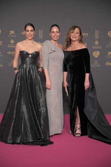 El equipo de 'Cuentas Divinas' posa en la alfombra rosa.