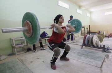 En Sadr City, un barrio chiíta de la capital iraquí, Bagdad, ocho mujeres se preparán para ser las primeras mujeres del equipo de halterofilia femenino de Irak, y conseguir medallas para su país. El equipo de halterofilia femenina representará a Irak en el Campeonato de Asia en Qatar.