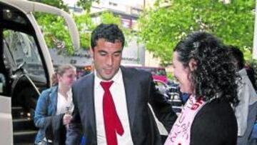 <b>BUEN RECIBIMIENTO. </b>Momento de la llegada del Sporting, recibido por aficionados. En primer plano vemos a Sastre, con el traje.