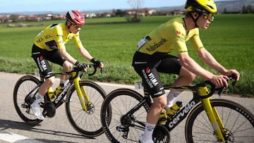 Team Visma - Lease a Bike's Danish rider Jonas Vingegaard (L), wearing the overall leader yellow jersey, cycles with the pack during the 5th stage of the Paris-Nice cycling race, 206.3 km between Cormoranche-sur-Sa�ne and Colombier-le-Vieux, on March 12, 2026. (Photo by Anne-Christine POUJOULAT / AFP)