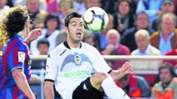 <b>DESEMBARCO INMINENTE. </b>Miku trata de tirar un sombrero a Puyol en el Valencia-Barça.