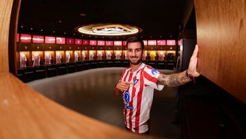 Álex Baena posa en el vestuario del Atlético de Madrid.
