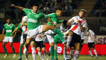 Futbol, Audax Italiano vs Curico Unido.
Fecha 28, campeonato Nacional 2022.
El jugador de Audax Italiano German Estigarribia, izquierda, disputa el balon contra Rodrigo Holgado de Curico Unido durante el partido de primera division disputado en el estadio Bicentenario La Florida de Santiago, Chile.
24/10/2022
Jonnathan Oyarzun/Photosport
Football, Audax Italiano vs Curico Unido.
28th turn, 2022 National Championship.
Audax Italiano's player German Estigarribia , left , vies the ball against Rodrigo Holgado of Curico Unido during the first division match held at the Bicentenario La Florida stadium in Santiago, Chile.
10/24/2022
Jonnathan Oyarzun/Photosport