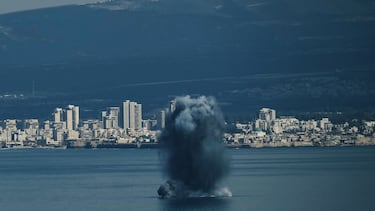Un proyectil entrante explota sobre el agua mientras Israel emite una alerta nacional tras sus ataques contra Irán, en la bahía de Haifa, norte de Israel.