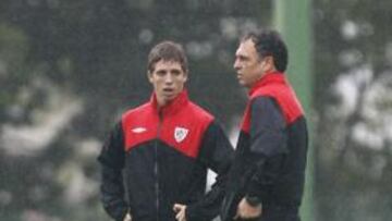 <b>LECCIONES. </b>Caparrós instruye a Muniain en Lezama.