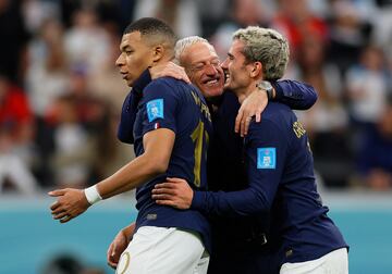 Al Khor (Qatar), 10/12/2022.- France's head coach Didier Deschamps (C) celebrates with players Kylian Mbappe (L) and Antoine Griezmann (R) after winning the FIFA World Cup 2022 quarter final soccer match between England and France at Al Bayt Stadium in Al Khor, Qatar, 10 December 2022. (Mundial de Fútbol, Francia, Catar) EFE/EPA/Ronald Wittek
