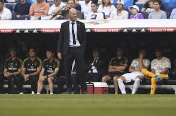 Actual entrenador en su segunda etapa al frente del conjunto blanco, Zidane es el nombre con el que se puede serigrafiar La Novena. Su eterna volea, a centro de Roberto Carlos, fue designada como el Gol más bello de la historia de la Champions por France Football. Se retiró como jugador en 2006, tanto del Real Madrid como de la selección francesa, a la que llevó a disputar la final del Mundial de Alemania. Tras su paso por los terrenos de juego, ahora lo hace desde el banquillo. Ha sido consejero del presidente, director deportivo del primer equipo, ayudante de Ancelotti como segundo entrenador en la temporada 2013-14, entrenador del Castilla en la campaña 2015-16, y entrenador del primer equipo desde enero de 2016 hasta junio de 2018. En esa primera etapa logró tres Champions, una Liga, dos Supercopas de Europa, dos Mundiales de Clubes y una Supercopa de España. En marzo de 2019 regresó al banquillo madridista: en esta segunda etapa ha ganado otra Supercopa de España. Imagen icónica de Adidas, tiene una serie de centros deportivos en Marsella y Turín enfocados al fútbol sala.