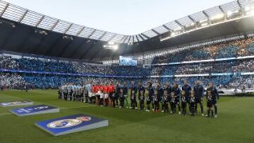 Los jugadores del Manchester City y del Real Madrid posan antes de empezar un choque europeo.