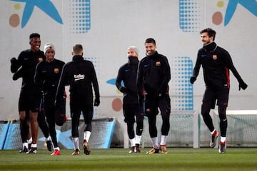 Los jugadores del Barcelona, (izda a dcha) Yerry Mina, Semedo, Messi, Luis Suarez y Andre Gomes durante el entrenamiento del equipo en la ciudad deportiva Joan Gamper, en la víspera del partido de liga que les enfrenta mañana a la Real Sociedad. 