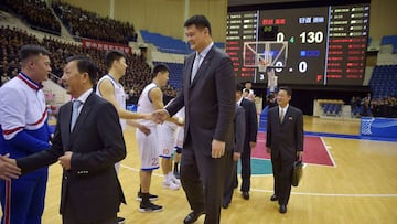 A photo taken on October 11, 2018 shows former NBA basketball player Yao Ming (C) greeting North Korean team members during a friendly basketball match between China and North Korea at the Ryugyong Jong Ju Yong Indoor Stadium in Pyongyang. - Former NBA st