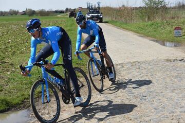 Los ciclistas del equipo Movistar, con Landa, Valverde y Quintana a la cabeza, reconocieron la etapa 9 del Tour de Francia que tendrá 15 tramos de adoquines.