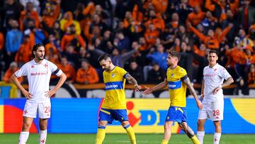 Nicosia (Cyprus), 07/11/2024.- Anastasios Donis
(C-L) of APOEL celebrates after scoring the opening goal during the UEFA Conference League match between APOEL FC and ACF Fiorentina in Nicosia, Cyprus, 07 November 2024. (Chipre) EFE/EPA/CHARA SAVVIDOU