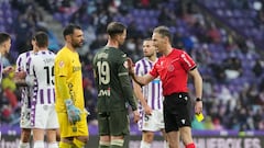 Indignación arbitral en el entorno blanquivioleta pese a la victoria