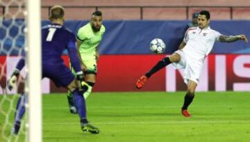 Vitolo intenta alcanzar el balón ante el portero Joe Hart.