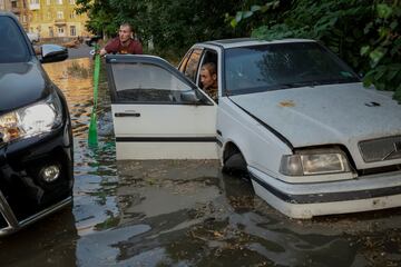 La destrucción del dique ha provocado la evacuación de civiles en Jersón y otras poblaciones por el riesgo de inundaciones. Miles de personas a ambos lados del río se verán afectadas por el derrumbe de la presa.