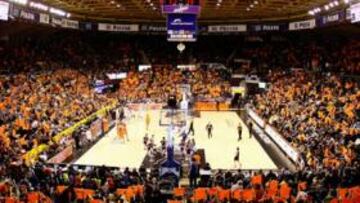 <b>LLENAZO. </b>La Fuente de San Luis presentaba ayer un aspecto impresionante, con 9.000 aficionados que llevaron en volandas al Power Valencia hacia los cuartos de final.